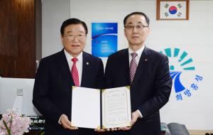 홍성군은 지난 2일 군청에서 한국가스안전공사 충남지역본부와 ‘가스타이머콕 보급사업’ 추진을 위해 김석환 군수와 김정열 본부장 및 관계자들이 참석한 가운데 양해각서를 체결했다.