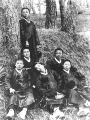 1927년 남산공원에서 찍은 홍성공립보통학교 17기 동기생들. 앞줄 좌측은 5대 국회의원을 지낸 김영환, 중앙은 이강세 홍성군 농민조합장, 둘째줄 좌측은 만해 한용운의 외아들인 한보국 홍성군건국준비위부위원장.