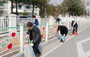 예산군 공직자들이 관내 환경정화 활동을 하고 있는 모습.