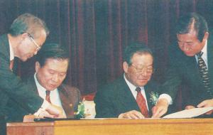 대선의 계절…이 한 장의 사진?
1997년 대통령선거에서 ‘DJP연합’의 주역이었던 김용환 전 자민련 수석부총재가 별세했다. 당시 한광옥 새정치국민회의 사무총장과 DJP단일화협상을 주도해 실현시키면서 정권창출에 성공했다. 사진은 왼쪽부터 DJP단일화협상을 마치고 마지막 서명 당시 김용환 자민련수석부총재, 김대중 새정치국민회의 총재, 김종필 자민련 총재, 한광옥 새정치국민회의 사무총장의 모습.