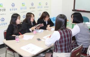 지난 14일 언론계 대학 진학을 희망하고 있는 홍성여자고등학교 학생들이 홍주일보사에 방문해 진로프로그램 특강을 받고 있는 모습.