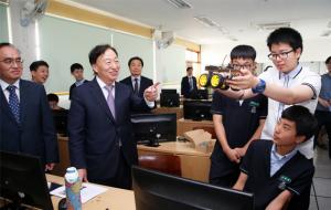 설동호 교육감이 보문중학교를 방문해 자유학기제 운영 모습을 지켜보고 있다.