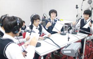 학생들이 직업체험프로그램을 하고 있는 모습.