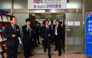 안희정 충남도지사가 도정 현장 탐방을 하고 있다.