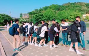 갈산고등학교 선생님들이 등교하는 학생들을 안아주고 있다.