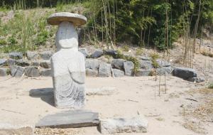 어경마을에 있는 고려 초기 불상(할머니 미륵) 모습.