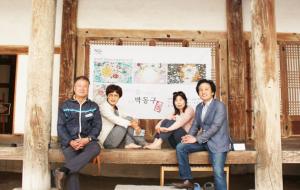 박동구 작가(맨 오른쪽)와 회원들의 모습.