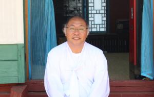 도포를 입은 이현조 시인의 모습.