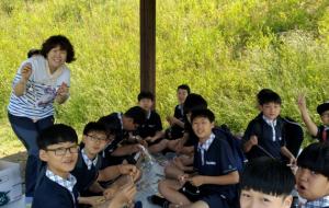 정보화마을에서 농어촌 체험 중 인  학생들.