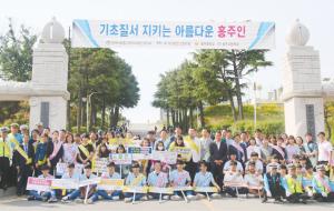기초질서 지키기 캠페인에 참여한 홍주중·고등학교 학생들이 학교 정문 앞에서 기념사진을 촬영했다.