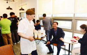 김석환 홍성군수가 1일 홍성읍 행정복지센터 내에 설치된 중증장애인 운영카페 'I got everything' 1일 명예점장으로 위촉돼 근무했다.