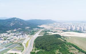 2017년 6월, 홍북면 용봉산 아래 펼쳐진 충남도청내포신도시 전경.