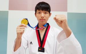 금메달을 목에 건 권도윤 학생의 모습.