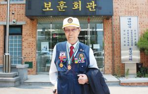 무공훈장을 목에 건 김창식 씨.