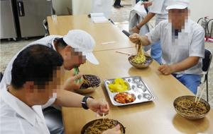홍성교도소(소장 민육기)는 지난 9일 수용자를 위한 사랑나눔 짜장잔치를 열었다. 이 날 수용자 취사장에서는 민육기 소장이 교정위원 김봉래 목사, 은혜짜장선교단 김중교 전도사 등 봉사자들과 함께 짜장면을 만들어 수용자들에게 제공했다.