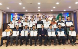 홍성축산업협동조합(조합장 이대영)은 지난 16일 홍성축협 본점 대회의실에서 조합원 자녀 29명에게 양축농가 후계세대의 지속적인 발굴과 육성 등의 목적을 위해 1인당 200만원씩 총 5800만원을 전달했다.