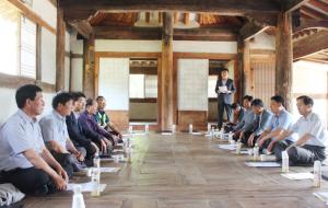 결성면은 지난 16일 안기억 면장 등 16명의 기관단체장이 결성면에 위치한 결성동헌에서 기관단체장 회의를 통해 고병원성 AI, 쌀·밭 직불금, 가뭄극복 추진현황 등에 대해 논의하는 시간을 가졌다고 밝혔다.