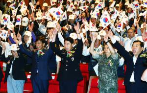 충남도는 지난 23일 도청 문예회관에서 안희정 충남지사와 참전용사, 보훈가족 등 500여 명이 참석한 가운데 ‘6·25전쟁 67주년 행사’를 개최했다. 이날 행사는 자유민주주의 수호를 위해 희생한 호국영령의 넋을 기리고 도민의 안보의식을 고취하기 위해 마련된 것으로, 충남도 주관 6·25전쟁 기념행사로는 지난해에 이어 이번이 두 번째다. 안희정 충남지사는 국민의 단결과 튼튼한 자주국방을 바탕으로 다시는 한반도에서 전쟁이 발생하지 않도록 국민들이 단결해야 한다고 강조했다. 한편 충남도는 올해 100억여 원을 투입, 충남보훈공원 조성과 보훈단체 운영 지원, 독립유공자 의료비 지원, 국가유공자 위문, 현충시설 건립 및 기능 보강 등의 사업을 추진하고 있다.