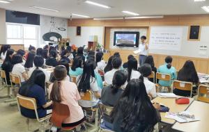 강인욱 교수의 강의를 듣는 학생들.