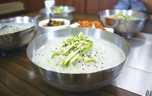 내포갈비의 검은콩(서리태) 국수.