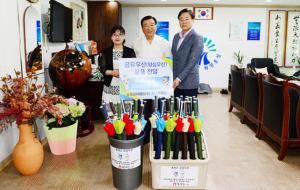 홍성군(군수 김석환)은 농업회사법인 ㈜한국흑홍삼(대표 이창원)의 우산 200개 제작·기증을 통해 관공서 방문 시 갑자기 비가 내릴 때 우산을 챙기지 못한 주민들에게 무료로 우산을 대여 해주는 서비스인‘공유(양심)우산 서비스’를  운영한다고 밝혔다.