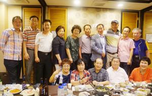 홍동 금당초등학교 제13회 동기들이 방글라데시에서 휴가차 서울에 온 동기의 번개모임 제안으로 경기도 광명시 한 식당에 모여 우정과 단합을 과시했다.