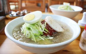 설레면의 메뉴 냉면의 모습.