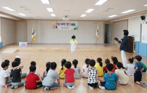 내포유치원(원장 지경옥)은 지난 10일부터 11일까지 이틀간 전체 원아의 기본운동능력과 기초체력 증진을 위해 내포유치원 꿈누리실에서 ‘기초체력 짱!’ 대회를 실시했다. 이번 ‘기초체력 짱!’ 대회는 1등급(20%), 2등급(30%), 3등급(50%)으로 수상인원을 배분했으며 등급 순으로 튼튼상(29명), 체력상(46명), 단련상(74명)을 수여한다. 또한 오는 종업식(21일)에 상장과 상품 수여가 이루어질 예정이다.