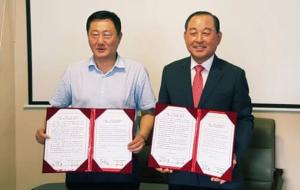 황선봉 예산군수가 세기국제여행사와 관광업무 MOU 체결 후 기념촬영을 하고 있다.