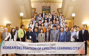 연수 참가자들이 기념사진을 찍고 있다.
