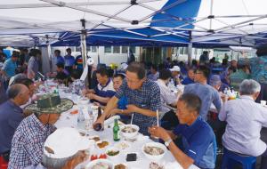 홍북면새마을부녀회(회장 김신화)와 홍북면새마을지도자회(회장 조병준)는 지난 12일 초복을 맞이해 홍북면주민자체센터에서 700여명의 면민 어르신을 모시고 무더위에 지친 어르신들에게 정성이 가득 담긴 삼계탕과 떡, 다과 등을 대접했다고 밝혔다.