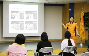 홍성소방서(서장 채수철)는 지난 17일 결성중학교 학생을 대상으로 소방관련학과 현황, 소방공무원 채용 과정과 업무 소개, 119신고요령과 응급처치 요령 등에 관련된 교육인 미래소방관 직업체험 교실을 운영했다고 밝혔다.