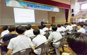 맹훈재 홍성경찰서장은 지난 17일 모교인 홍성중학교 대강당에서 3학년 학생 150명을 대상으로‘자중자애(自重自愛)’를 주제로 강의했다. 이날 강의는 꿈끼 탐색주간을 맞아 학교측의 요청에 따라 이뤄졌다.