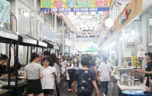 홍성전통시장상인회가 주최하고 홍성맘들모여요가 주관하며 홍성군과 홍성예총이 후원한 홍성전통시장 야시장이 지난 14일부터 15일까지 이틀간 홍성전통시장에서 개최됐다. 이날 행사에는 다양한 체험마당과 프리마켓 등이 진행됐다.