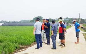 박찬규 예산군 농업기술센터 소장이 신암면 별리 일원에 드론을 이용한 벼 직파 재배 시범사업장을 방문해 현장지도를 실시하고 있다.