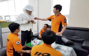 홍성소방서(서장 채수철)는 지난달 24일부터 이틀간 119구조대와 생활안전구조대 대원에게 여름철 벌집제거 출동 시 안전확보를 위한 교육을 실시했다고 밝혔다. 이번 교육은 △벌집제거 시 현장 조치 방법 △벌집제거 관련 장비 조작훈련 등으로 진행됐다.