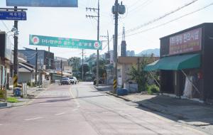 홍북읍 소재지에 자축 현수막이 걸린 모습.