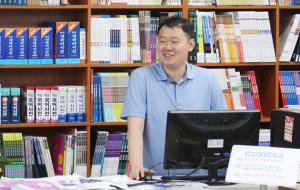 서점을 찾아온 손님과 이야기를 나누고 있는 장유혁 대표.