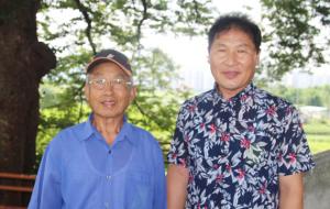 이영우 노인회장(왼쪽)과 김경신 이장.
