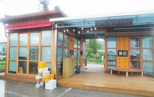 충남 아산시 인주면 공세리마을의 꿈꾸는팽나무도서관 전경.