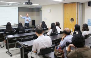 (주)홍주일보사 홍주신문 한관우 대표이사가 연수참가자들에게 윤장렬 박사를 소개하고 있다.