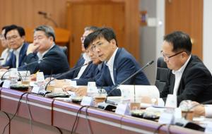 안희정 도지사 주재로 열린 경제상황점검회의.
