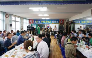 색소폰 연주를 감상하며 이야기 꽃을 피우는 가곡초등학교 동문들.