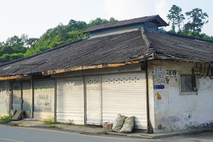 1970년대 새마을운동으로 농어촌 지역의 지붕재로 쓰인 슬레이트에는 14%정도의 석면이 함유돼 있다. 2009년부터 사용이 금지된 건축자재다.