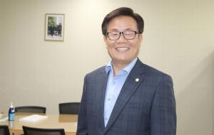 김문호 의원은 가능하면 의원 연구실에 있기 보다 주민들을 만나러 현장에 나가 많은 시간을 보낸다고 한다. 그것이 3선 비결이라고 했다.