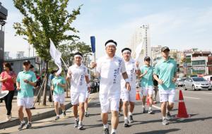 김문호 의원이 부천시의회 의장시절이었던 2014년 9월 인천아시안게임 성화봉송을 하고 있다.