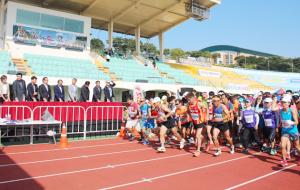 지난 3일 오전 ‘제17회 이봉주 보스턴 제패기념 홍성마라톤대회’에 참여한 마라토너들이 홍성종합운동장을 출발해 힘차게 달리고 있다.