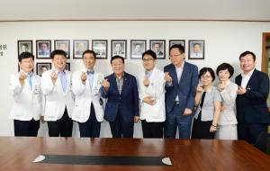 김석환 홍성군수는 지난 17일 인제대학교 서울백병원을 방문해 지금까지 지속적으로 홍성군민들에게 의료서비스를 제공해온 염호기 병원장과 의료봉사단 팀장 박민구 교수에게 감사패를 전달했다.