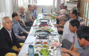 장곡면노인회(회장 임석철)는 지난 22일 장곡면 도산리 상록수식당에서 정기이사회를 갖고 9월 총회 일정을 논의하는 등 주요 안건을 결의했다. 이날 이순일 SP냉동 대표가 점심식사를 제공하며 어르신들을 대접했다.