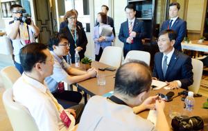 안희정 충남도지사가 중국 구이저우성 귀양시에서 열린 ‘2017 동아시아 지방정부 3농포럼’ 개막식에서 기조연설을 하고 있다.